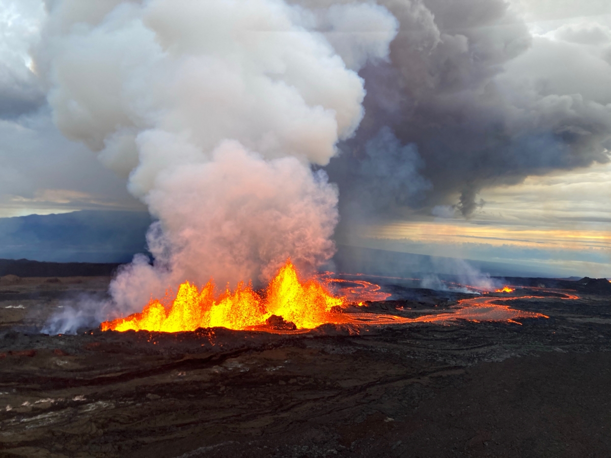 Núi lửa ở Hawaii thức giấc sau gần 40 năm, phun dòng dung nham cao tới 60m